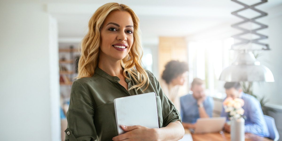 Externaliser la paie ou la gérer soi-même : comparatif pour les TPE